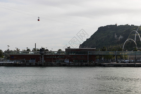 巴塞罗那港口海湾的缆车图片