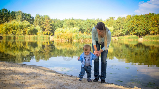 在公园的大湖边和她的小孩儿子一图片