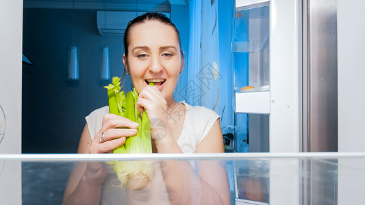 食用冰箱里的菜的困苦饥图片