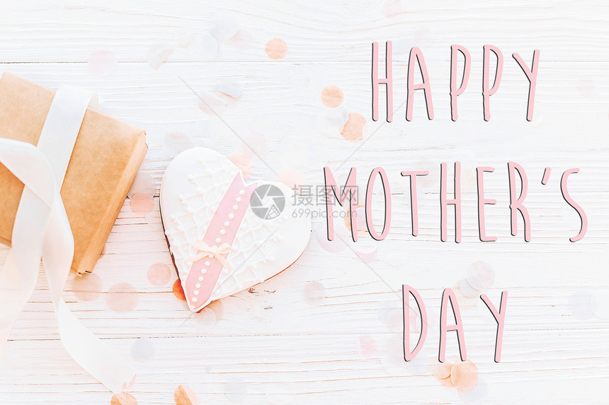 快乐的母亲一天的短信粉红饼干心脏和礼品盒在白图片