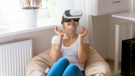 坐在豆袋里用VR耳图片