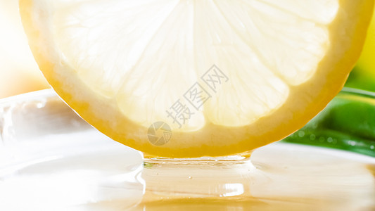 在天然蜜蜂中浸泡新鲜切柠檬图片