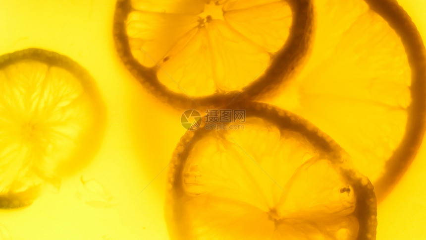 橙片漂浮在果汁中的特写照片图片