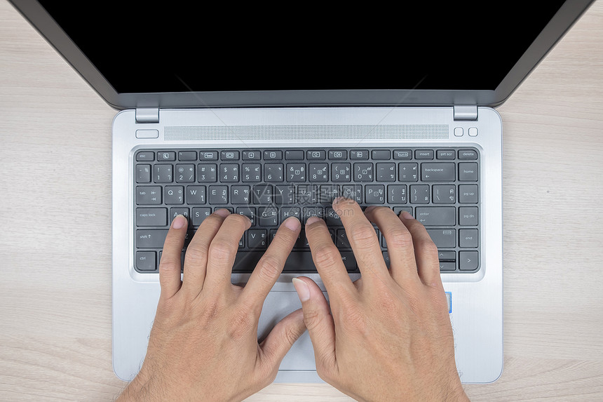 在电脑键盘上打字的人手图片