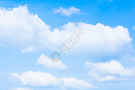 明亮的白云和清蓝的天空图片