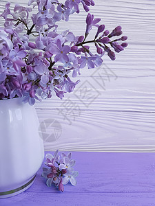 木背景花瓶中的丁香花束春天图片