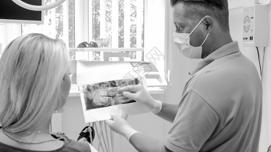 牙科医生的单色图像显示其女病图片