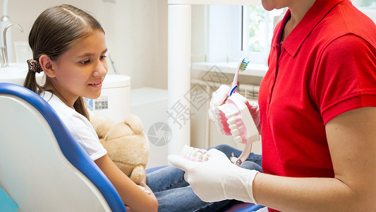 在牙医办公室监听关于牙齿清洗的可图片