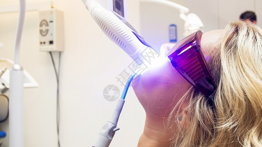 在牙医办公室用特别紫外灯和特殊紫外灯刷牙的图片