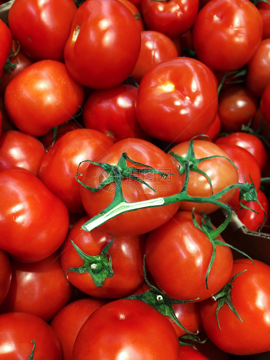 熟的红西番茄在市场上的图片