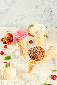 各种红锥形草莓香草和巧克力的冰淇淋口味图片