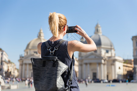 女游客背着时髦的复古潮人背包图片