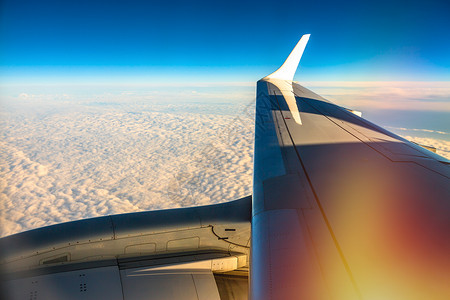 在云层之上飞行从飞机窗口看图片