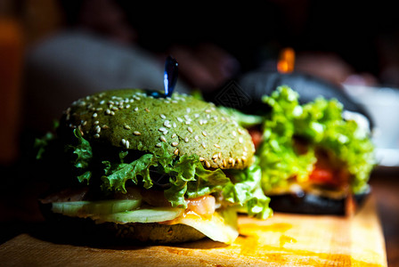 绿色黑色迷你汉堡配蔬菜图片