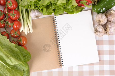 选择沙拉蔬菜空白食谱本或支票桌图片