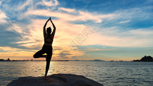 沉思瑜伽生活方式女在海日夕阳时的休眠图片