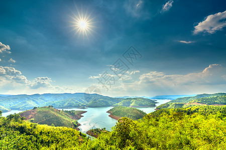 TaDung湖的山边氢湖TaDung山坡上图片