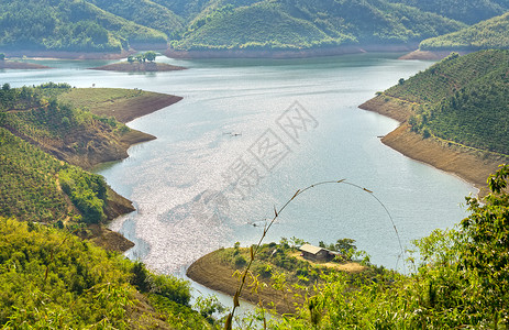 TaDung湖的山边氢湖TaDung山坡上图片