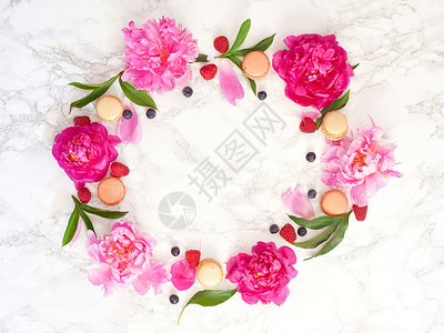 粉色和白色的面纱浆果马卡龙叶子和花图片