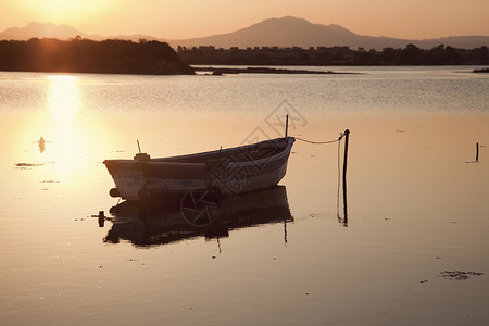 夕阳下风景秀丽的湖中渔船图片