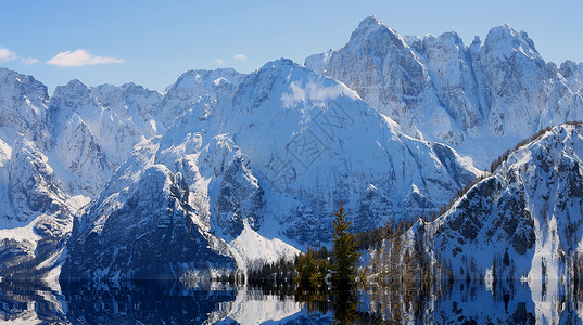 山上的雪和小湖图片