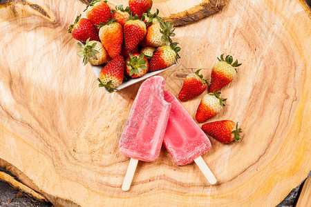 用草莓制成的美味爽口冰棒图片