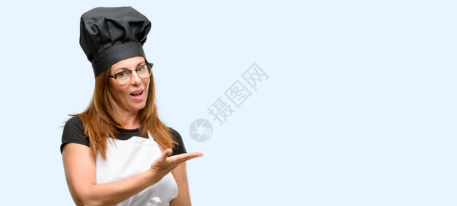 中年厨艺女厨师身着大厨围裙图片
