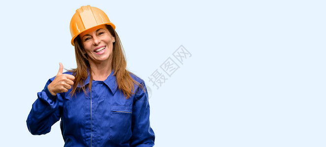 还好工程师建筑工人妇女微笑着向摄影机展示举起手势的拇指背景