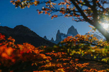 菲茨罗伊山的景象和穿过阿根廷一方巴塔哥尼亚秋天公园LosGlaciares公图片