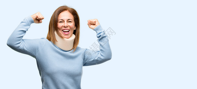 戴着颈托项圈的受伤妇女快乐而兴奋地庆祝胜利图片
