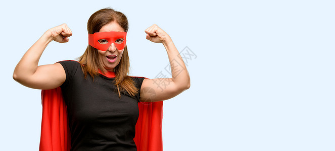中年超级英雄女人戴着红色面具和斗篷图片