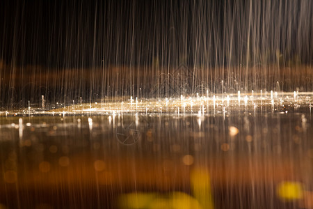 夜间照明的雨背景慢动作图片