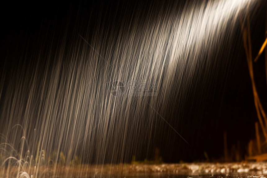 夜间照明的雨背景慢动作图片