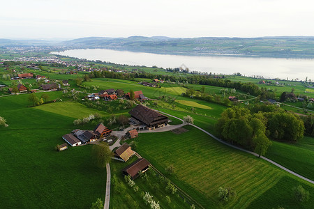 春季瑞士中部与卢塞恩附近的Sempach湖一图片