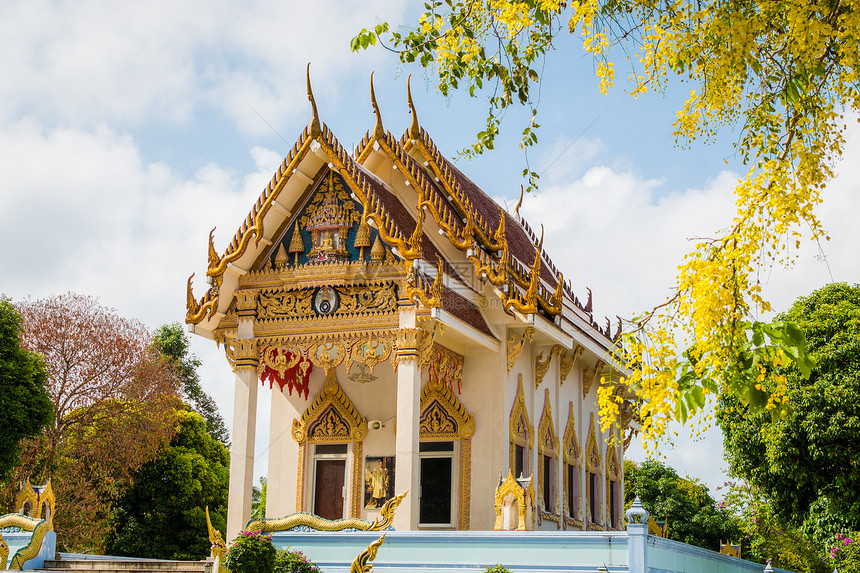 在泰国高山井KohSamui的蓝天阴云密布的佛教寺庙WatKunar图片