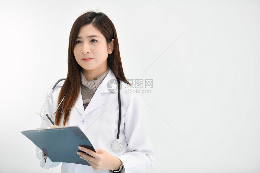 带着听诊器的微笑亚洲医生女人在白色背景图片