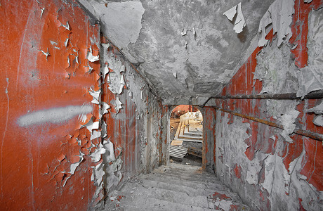 在一个废弃的防空掩体中水泥楼梯下沉背景图片