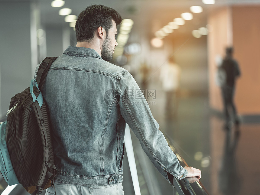 深思熟虑的长胡子男在搭乘扶梯时做梦在旅途前具有争议旅图片