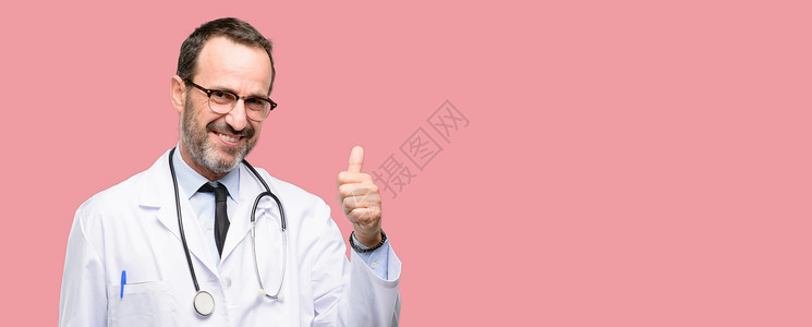 高医长医学专业人士笑着微笑的医生图片