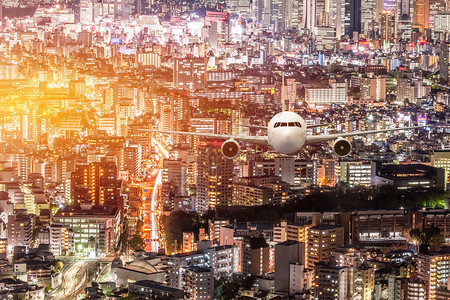 飞机在日本城景背图片