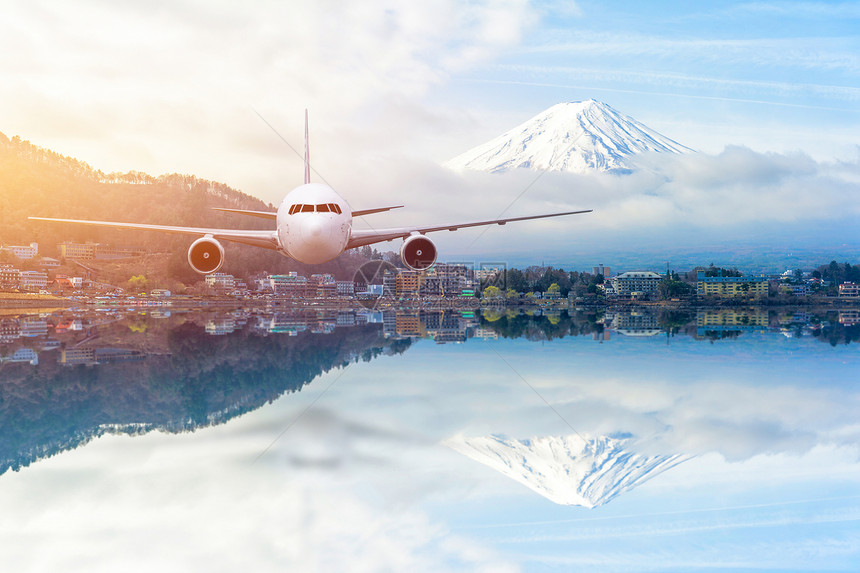 飞机在雪山富士背景上煎炸图片