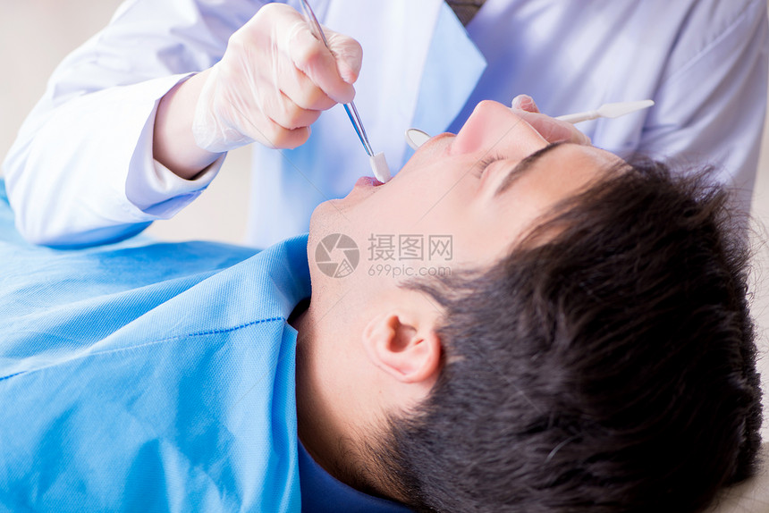 病人看牙医进行定期图片