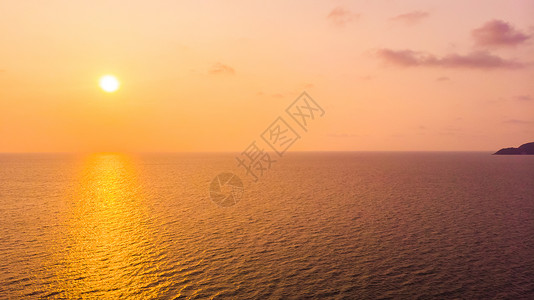 美丽的日落与天空背景上的大海背景图片