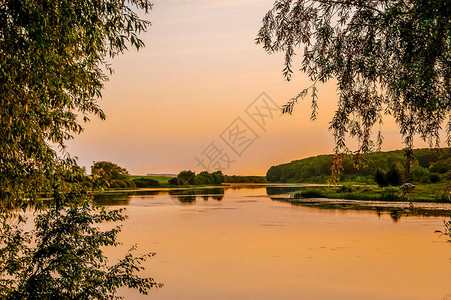 河上的日落河两岸的树木图片