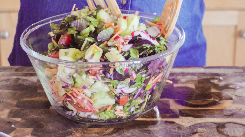 将新鲜沙拉与春季混合蔬菜混合图片