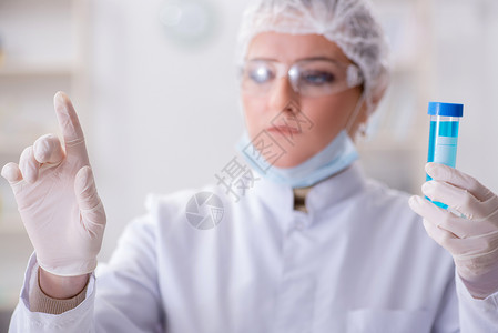 实验室中的女化学图片