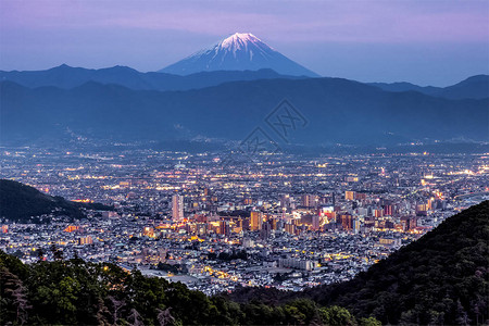 甲府市和黄昏的富士山图片