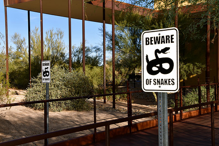 信号警告访客在进入公共建筑时要小心蛇图片