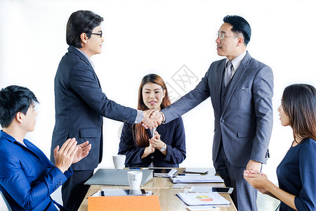商业界人士聚在一起握手企业户外会议概念图片