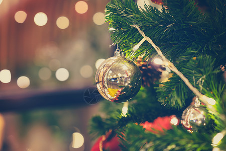 挂在圣诞树上的圣诞球的特写镜头图片